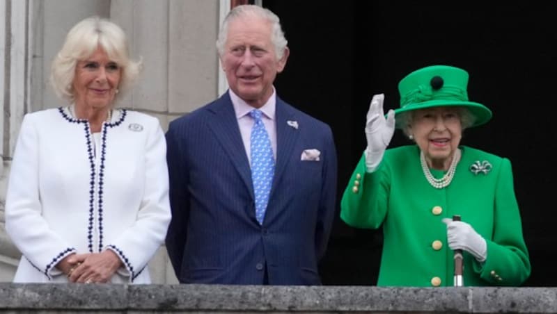 Camilla, Charles und Queen Elizabeth II. im Juni 2022 (Bild: AP Photo/Frank Augstein, Pool, File)