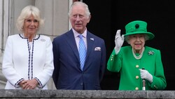 Camilla, Charles und Queen Elizabeth II. im Juni 2022 (Bild: AP Photo/Frank Augstein, Pool, File)