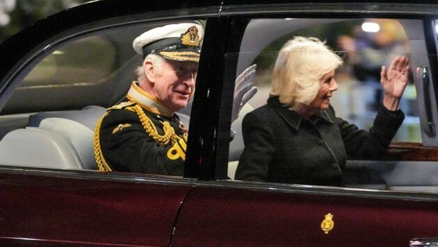 Camilla und Charles III. am 16. September 2022 vor Westminster Hall (Bild: AP/Martin Meissner)