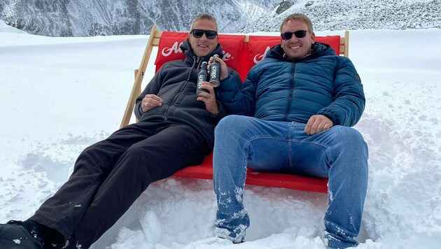 Bei diesen Temperaturen bleibt das „Sölsch“ schön kalt - Elias und Markus von der Rotkogelhütte in Sölden freut‘s. (Bild: zoom.tirol)