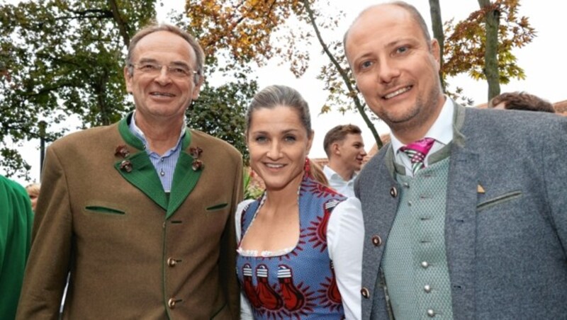 Obersteirische Abordnung: Georg Bliem (Planai-Bahnen), Ski-Weltmeisterin Elisabeth Görgl und Mathias Schattleitner (Tourismusverband Schladming-Dachstein) (Bild: Christian Jauschowetz)