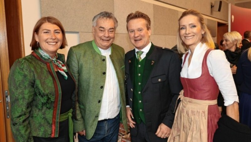 Vizekanzler Werner Kogler mit Sabine Jungwirth (Grüne Wirtschaft) und Industrie-Präsident Georg Knill mit Ehefrau Gisela (Bild: Christian Jauschowetz)