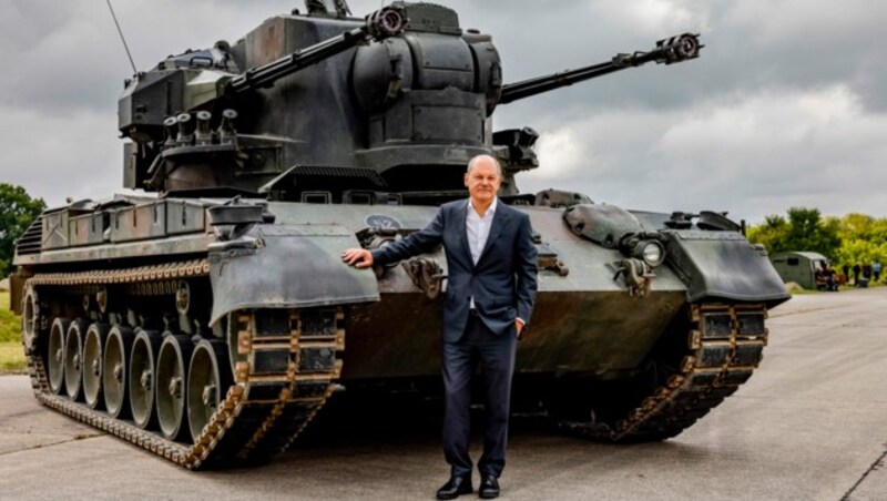 Kanzler Scholz vor einem Flakpanzer Gepard - Solche Waffen wurden bereits an die Ukraine geliefert, bei anderen Panzern steht er auf der Bremse. (Bild: APA/AFP/POOL/Axel Heimken)