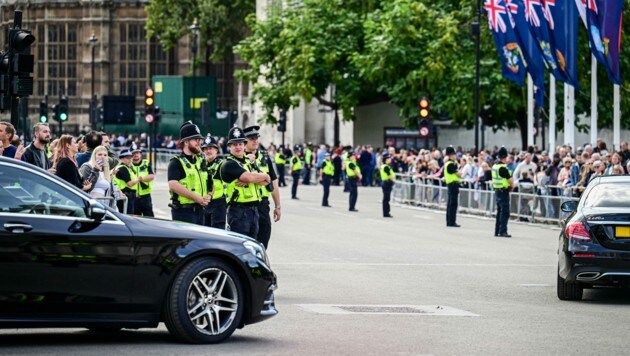 Polizisten sind entlang der Absperrungen postiert. (Bild: Markus Wenzel)