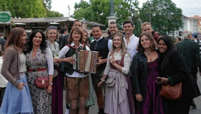 Andreas Gabalier wurde von Fans umringt. (Bild: Pail Sepp)