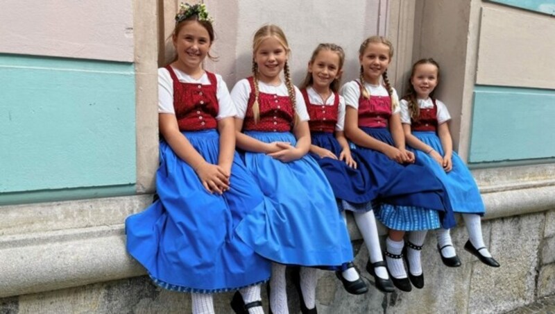 Maria (2. von rechts) und weitere junge Tänzerinnen vom Trachtenverein Rossecker (Bild: Barbara Winkler)