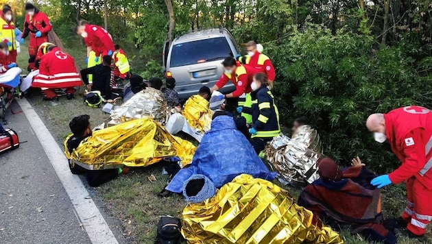 Der jüngste Unfall mit einem Schlepperfahrzeug Sonntagfrüh im Nordburgenland forderte 16 teils schwer Verletzte. Es vergeht kaum ein Tag ohne gröberen Zwischenfall an der Grenze. (Bild: ÖAMTC / Christophorus 9)