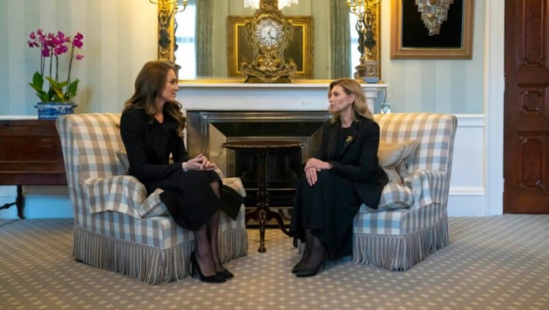 Kate und Olena Selenska trafen sich im Buckingham Palace. (Bild: AP)