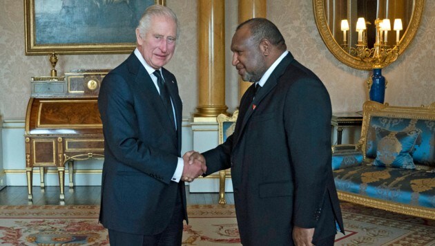 Charles mit dem Ministerpräsidenten von Papua-Neuguinea James Marape (Bild: APA/AFP/POOL/Kirsty O'Connor)