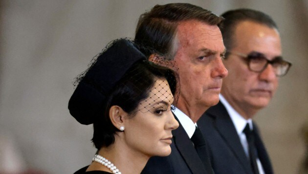 Jair Bolsonaro besuchte zuvor mit Frau Michelle den aufgebahrten Sarg der Queen. (Bild: AFP)