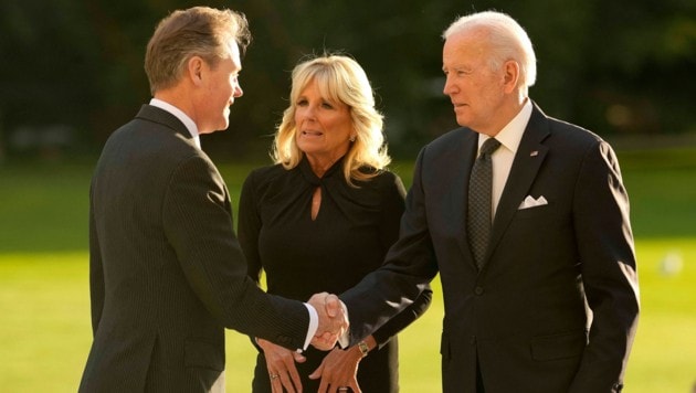 Das Ehepaar Biden wird vom „Master oft he Household“ Sir Tony Johnstone-Burt begrüßt. (Bild: APA/AFP/POOL/Markus Schreiber)