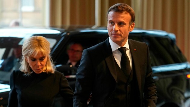 Frankreichs Präsident Macron mit seiner Frau Brigitte (Bild: AP)