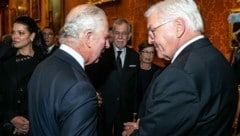 Bundespräsident Alexander Van der Bellen und Doris Schmidauer beim Empfang für die Staatsoberhäupter gegeben von König Charles III. im Buckingham Palace anlässlich der Trauerfeierlichkeiten für Queen Elizabeth II. (Bild: fergusburnett_com)