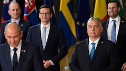 Mateusz Morawiecki (Mitte) und Viktor Orban (zweiter v. rechts) marschieren in Fragen des Rechtsstaates im Gleichschritt. (Bild: APA/AFP/JOHN THYS)