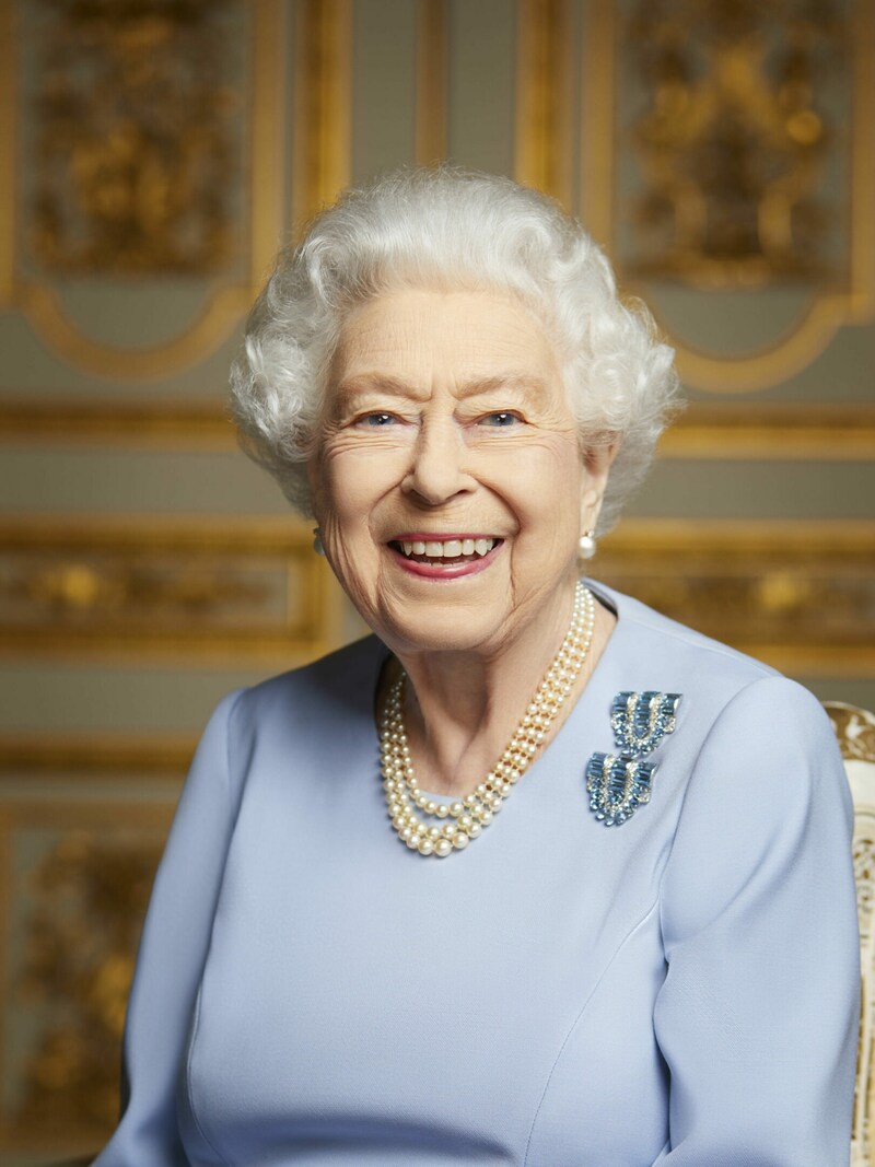 Kurz vor dem Staatsbegräbnis für Elizabeth II. ist ein bisher unveröffentlichtes Foto der gestorbenen Monarchin publiziert worden. Das Bild, auf dem die Queen eine Brosche trägt, die sie von ihrem Vater, König George VI., zum 18. Geburtstag im April 1944 geschenkt bekommen hatte, wurde im Mai dieses Jahres aufgenommen. (Bild: Buckingham Palace via PA)