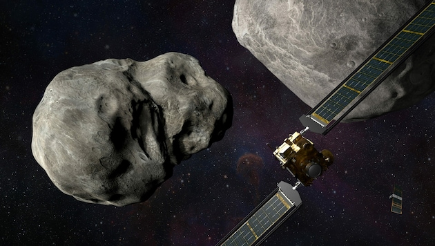Künstlerische Illustration: Die Sonde DART und die davon abgekoppelte Sonde LICIACube (rechts unten) - sie wird den Aufprall filmen und fotografieren - vor dem Asteroiden-Doppelsystem Dimorphos (links) und Didymos (Bild: NASA/Johns Hopkins University, APL/Steve Gribben)