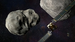 Durch den Einschlag der DART-Sonde im September ist die Umlaufbahn des Asteroidenmondes Dimorphos verkleinert worden, berichtete am Dienstag NASA-Chef Bill Nelson. (Bild: NASA/Johns Hopkins University, APL/Steve Gribben)