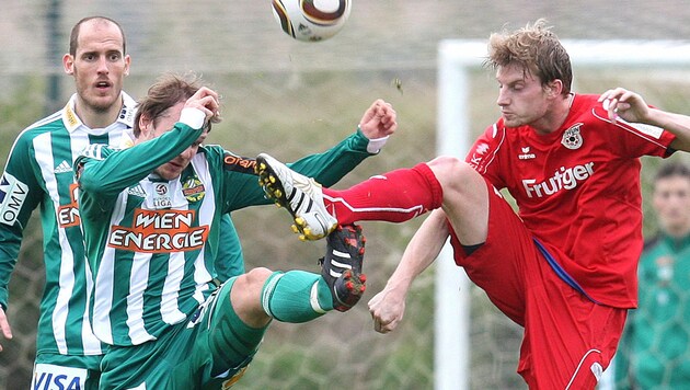 Nicolas Schindelholz (rechts) im Jahr 2010 bei einem Testkick gegen Rapid (Bild: GEPA pictures)