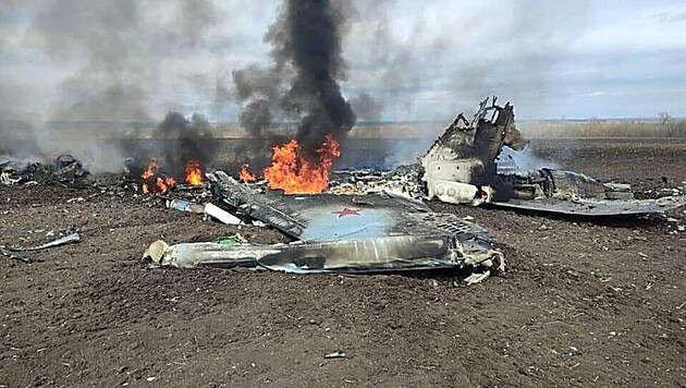 Ein abgeschossener Kampfjet der russischen Luftwaffe (Bild: AFP)