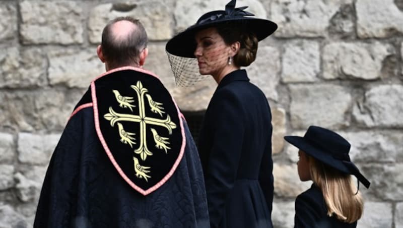 Prinzessin Kate und Prinzessin Charlotte vor der Westminster Hall (Bild: APA/Photo by Marco BERTORELLO/AFP)