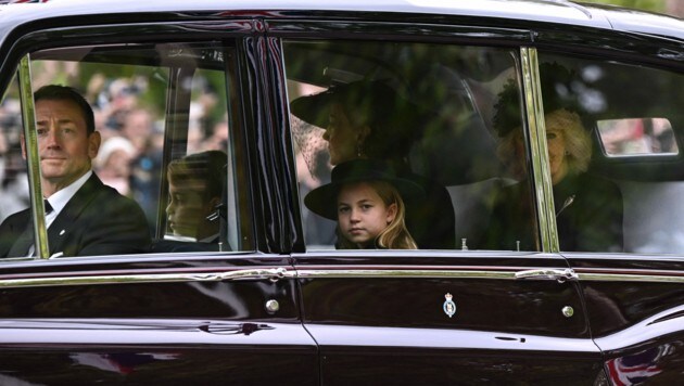 Prinz George und Prinzessin Charlotte mit Prinzessin Kate und Königin Camilla im Auto (Bild: APA/Photo by Paul ELLIS/AFP)