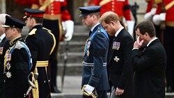 Prinz William und Prinz Harry geleiteten den Sarg der Queen von der Westminster Hall zur Westminster Abbey. (Bild: AFP )
