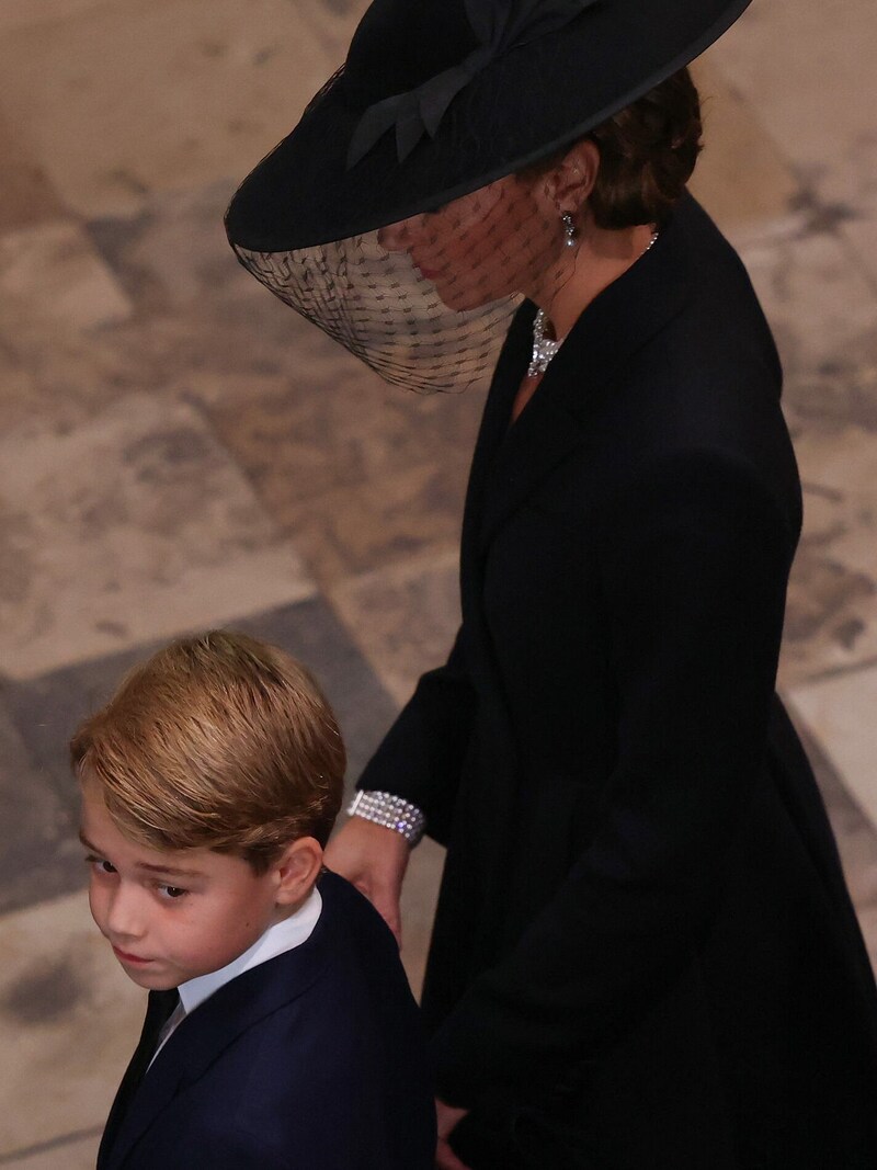 Prinzessin Kate mit ihrem Sohn Prinz George beim Staatsbegräbnis von Queen Elizabeth II. (Bild: APA/Photo by Ian Vogler/AFP)