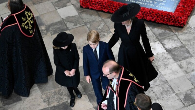 Catherine, die Prinzessin von Wales, mit Prinzessin Charlotte und Prinz George of Wales bei ihrer Ankunft in der Westminster (Bild: Abbey APA/Photo by Gareth Cattermole/AFP)