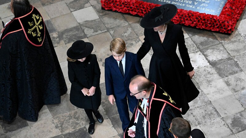 Catherine, die Prinzessin von Wales, mit Prinzessin Charlotte und Prinz George of Wales bei ihrer Ankunft in der Westminster (Bild: Abbey APA/Photo by Gareth Cattermole/AFP)