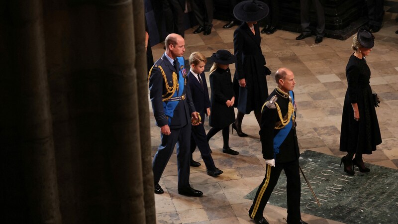 Prinz William, Prinz George, Prinzessin Charlotte, Prinzessin Kate, Prinz Edward und Gräfin Sophie bei ihrer Ankunft in der Westminster-Abtei (Bild: APA/Photo by PHIL NOBLE/AFP)