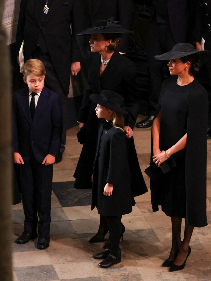 Prinzessin Kate mit den Kindern George und Charlotte und Herzogin Meghan (Bild: APA/Photo by PHIL NOBLE/AFP)