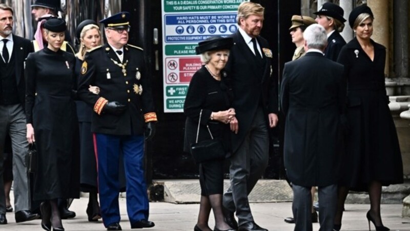 Fürstin Charlene, Fürst Albert, Prinzessin Beatrix, König Willem Alexander und Königin Maxima vor der Westminster-Abtei in London (Bild: APA/Photo by Marco BERTORELLO/AFP)