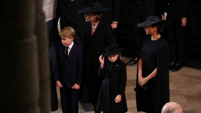 Prinzessin Kate mit den Kindern George und Charlotte und Herzogin (Bild: Meghan APA/Photo by PHIL NOBLE/AFP)