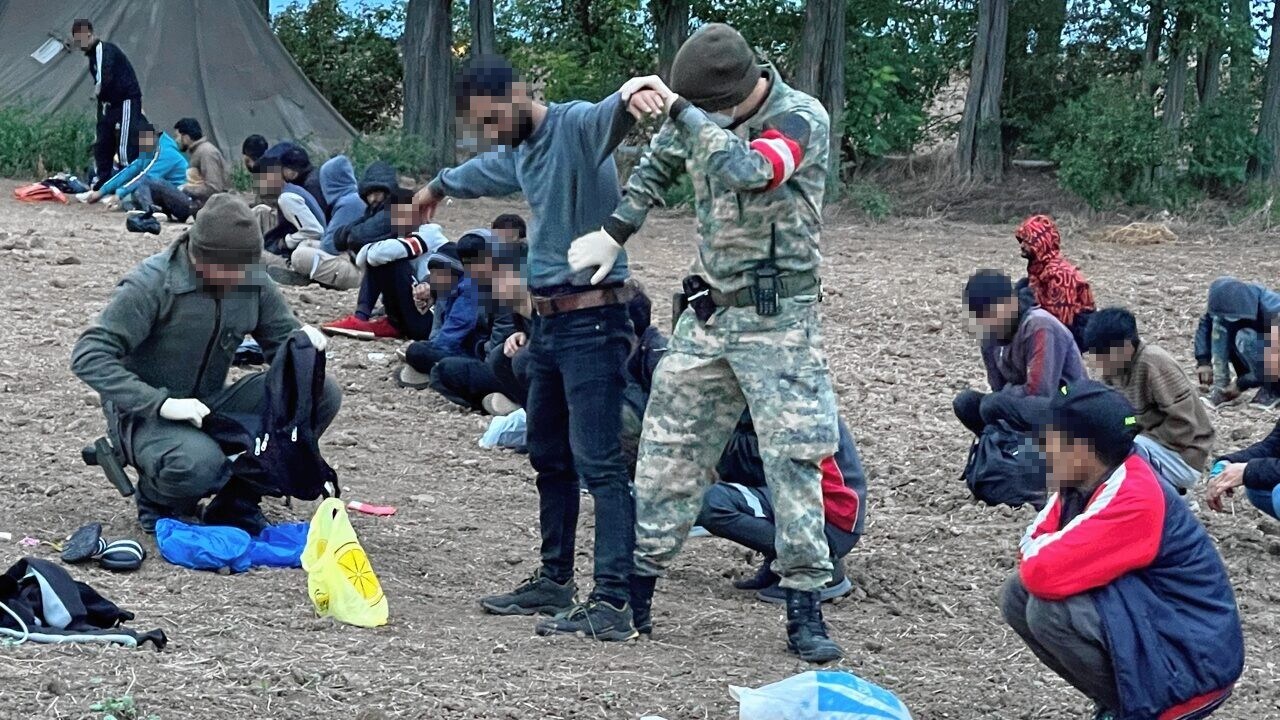 Neue Rekordmarke - Migranten Strömen Zu Tausenden Nach Österreich ...