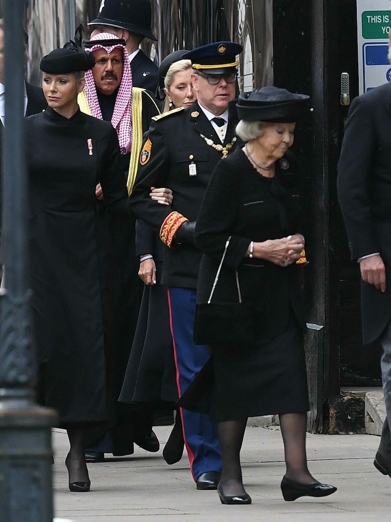 Fürstin Charlene, Fürst Albert und Königin Beatrix auf dem Weg zum Begräbnis von Queen Elizabeth II. (Bild: Mark Stewart / Camera Press / picturedesk.com)