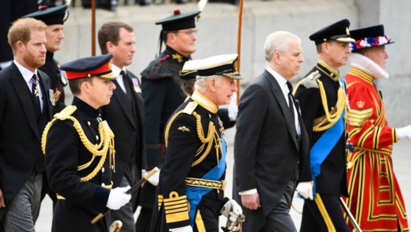 Prinz Harry und Prinz Andrew nahmen am Staatsbegräbnis ohne Uniform teil. (Bild: AP)