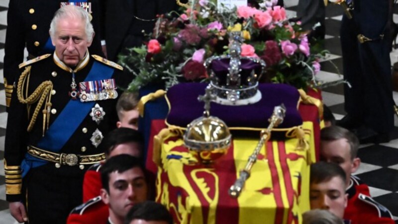 Charles III. überkamen am Ende des Gedenkgottesdienstes für seine Mutter Queen Elizabeth in der Westminster Abbey die Emotionen. Der König hatte Tränen in den Augen. (Bild: AFP )