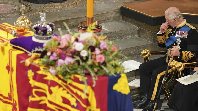 König Charles musste sich, als am Ende des Gottesdienstes die Nationalhymne „God Save The King“ ertönte, Tränen aus den Augen wischen. (Bild: PA)