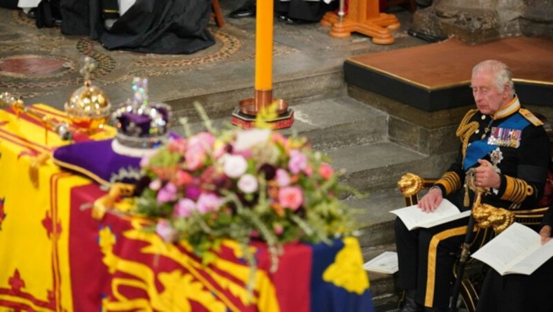 King Charles trauerte in der Westminster Abbey um seine Mutter, Queen Elizabeth. (Bild: PA)