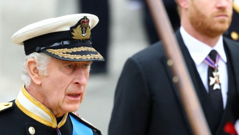 König Charles schien schon bei der Prozession, die von der Westminster Hall zur Westminster Abbey führte, um Fassung zu ringen. (Bild: AFP)