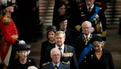 König Willem-Alexander der Niederlande mit seiner Ehefrau, Königin Maxima, und seiner Mutter, Königin Beatrix, Schwedens König Carl Gustaf XVI and Königin Silvia, Dänemarks Königin Margrethe II and Spaniens König Felipe VI mit Königin Letizia beim Auszug aus der Westminster Abbey (Bild: Copyright 2022 The Associated Press. All rights reserved)