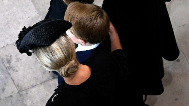 Gräfin Sophie tröstet Prinz George beim Begräbnis seiner Urgroßmutter Queen Elizabeth. (Bild: APA/Photo by Gareth Cattermole/AFP)