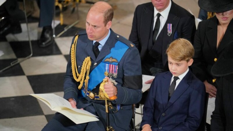 Prinz George neben seinem Vater Prinz William in der Westminster Abbey (Bild: APA/Photo by Dominic Lipinski/AFP)