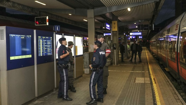 Polizisten und Soldaten arbeiten beim Kontrolleinsatz am Hauptbahnhof Innsbruck zusammen. (Bild: BMLV / Martin Hörl)