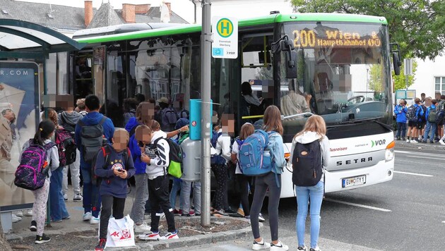 Das Einsteigen in den Bus ist ein täglicher Kampf - nicht alle Kinder schaffen es hinein. (Bild: Judt Reinhard, Krone KREATIV)