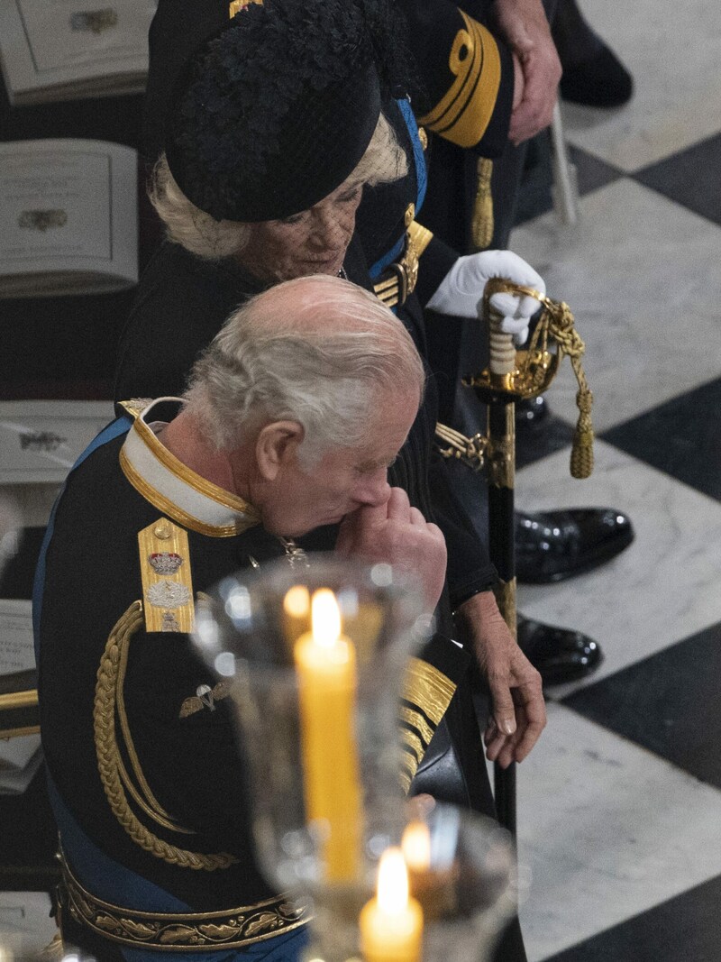 König Charles wird beim Trauergottesdienst für seine Mutter Queen Elizabeth von den Emotionen übermannt. (Bild: WPA Rota)