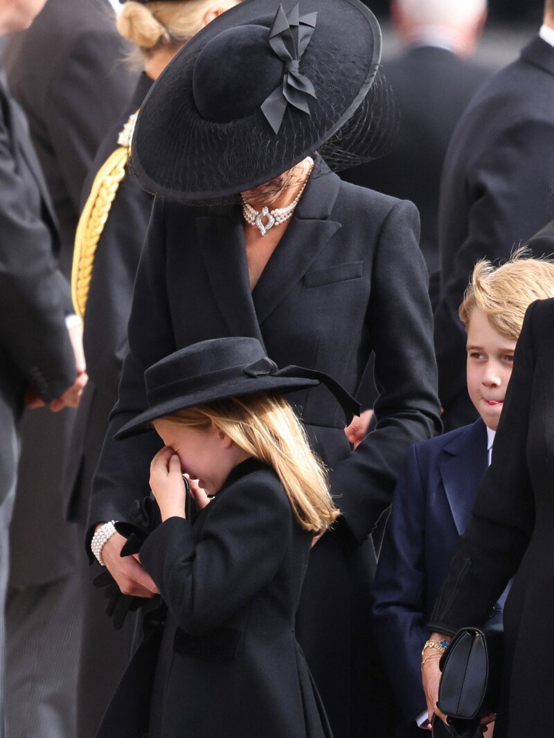 Prinzessin Charlotte weinte um ihre Uroma Queen Elizabeth. Mama Kate musste trösten. (Bild: AFP)