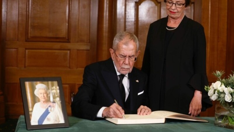 Alexander Van der Bellen bei seinem Eintrag in das Kondolenzbuch der Queen. (Bild: David Parry)