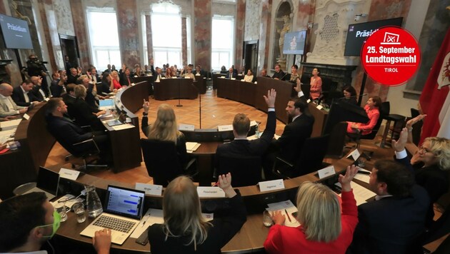 36 Mandate zählt der Landtag, 17 davon hält aktuell die ÖVP. Nach der Wahl am Sonntag werden die Karten in Tirol wohl gänzlich neu gemischt. (Bild: Christof Birbaumer)