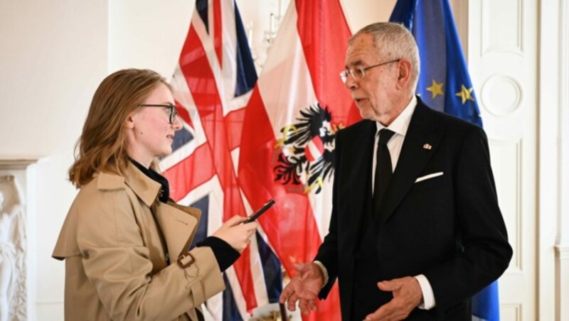 „Krone“-Redakteurin Clara Milena Steiner am Rande der Kondolierung mit dem Bundespräsidenten (Bild: Markus Wenzel)